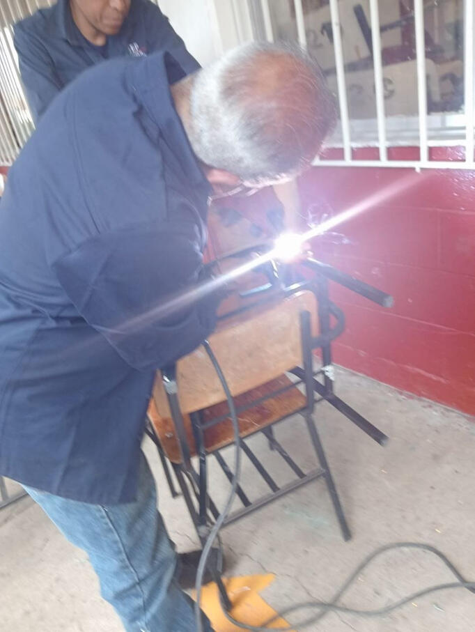 Reparación continua de bancas.