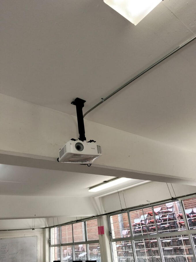 Remodelación de red escolar, colocación de pantalla y proyector.