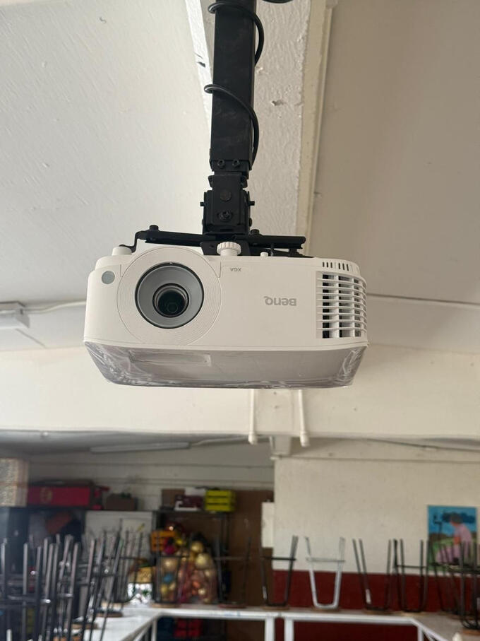 Colocación de pantalla y proyector de artes.