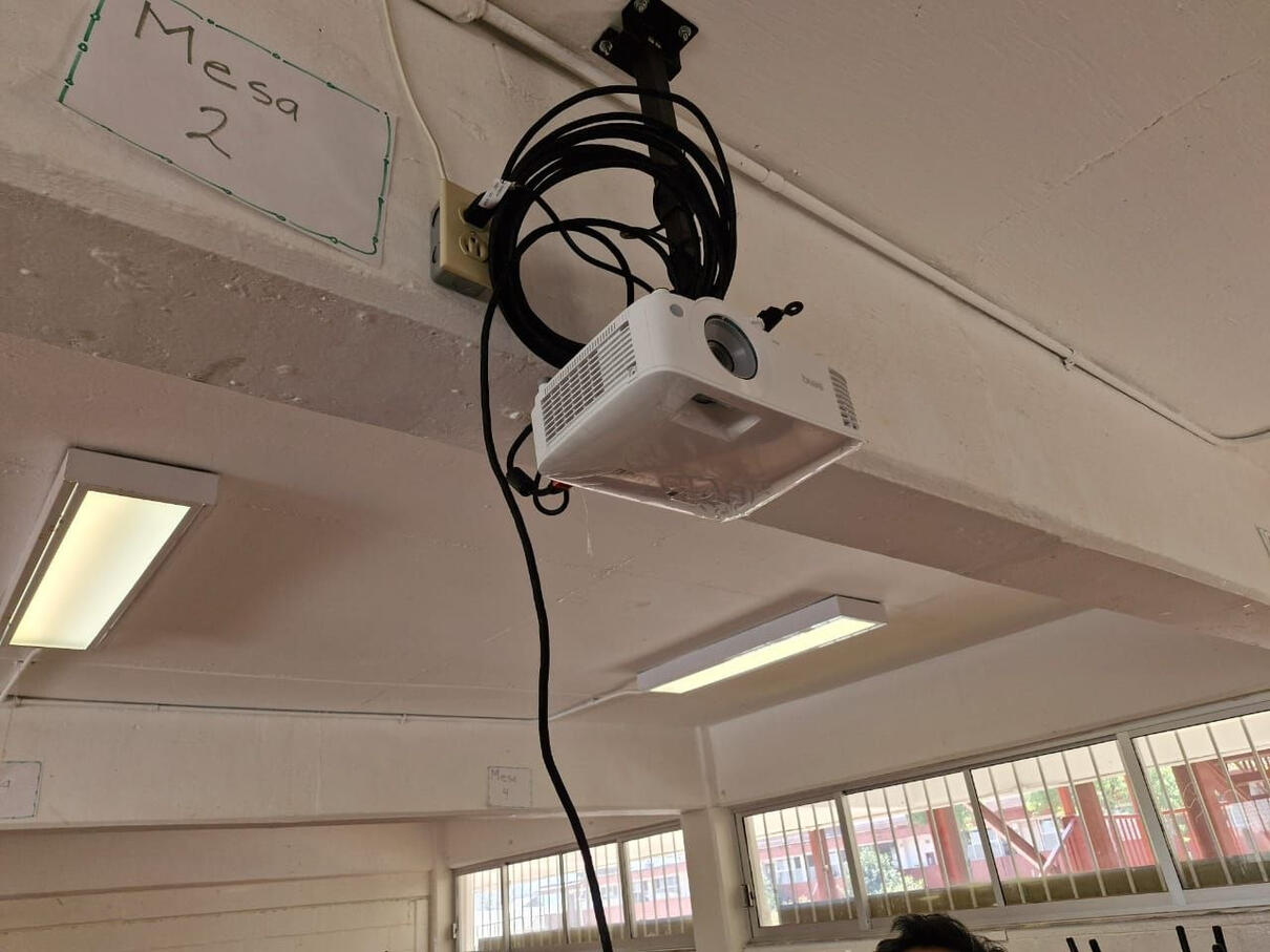 Colocación de proyector en laboratorio de física