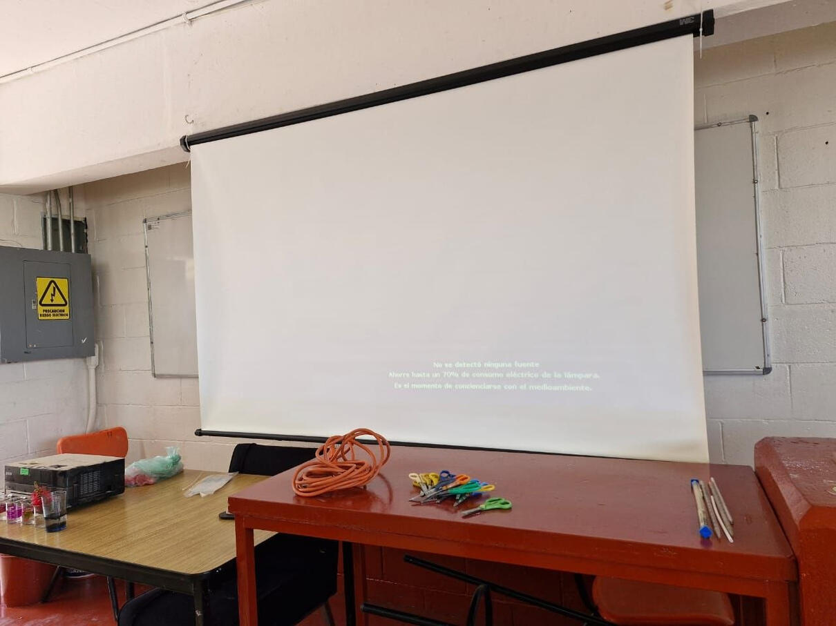 Colocación de pantalla en laboratorio de física